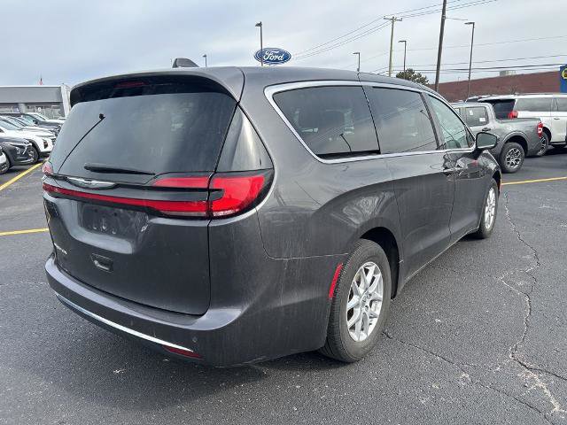 Used 2023 Chrysler Pacifica Touring-L FWD image 5