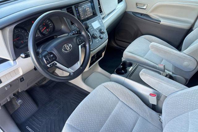 Used 2017 Toyota Sienna LE image 2