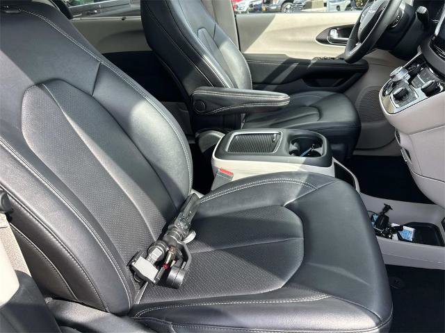 Used 2024 Chrysler Pacifica Touring-L image 22