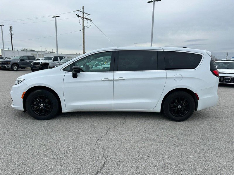 Used 2024 Chrysler Pacifica Touring-L FWD image 2