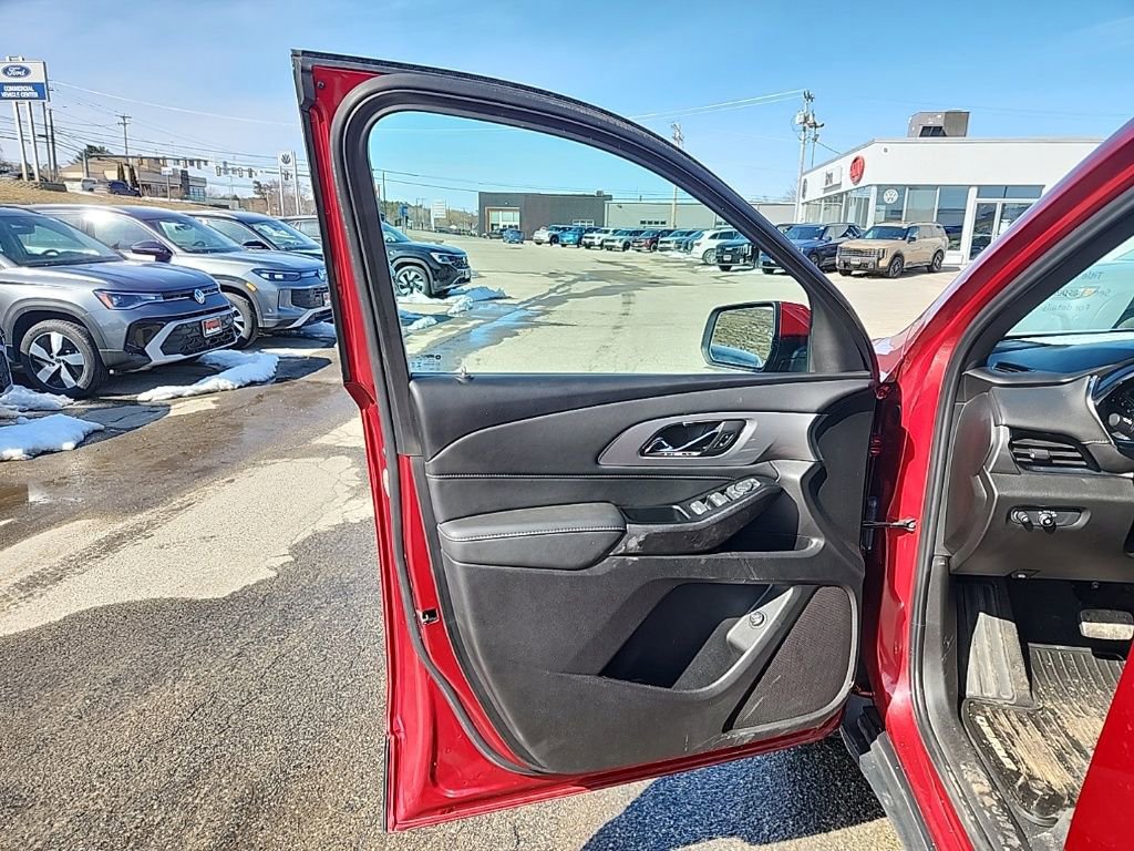 Used 2023 Chevrolet Traverse LT image 11