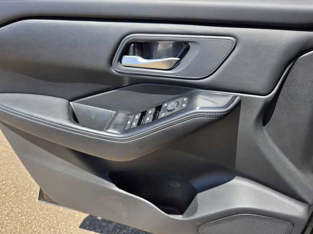 Used 2025 Nissan Rogue SV FWD image 15