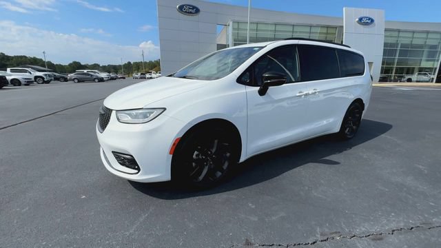 Used 2025 Chrysler Pacifica Limited FWD image 4