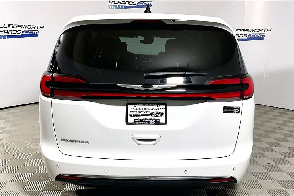 Used 2023 Chrysler Pacifica Touring-L FWD image 4