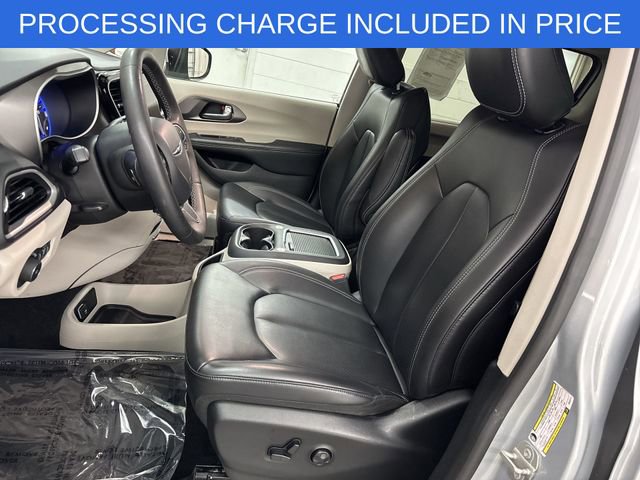 Used 2023 Chrysler Pacifica Touring-L FWD image 3