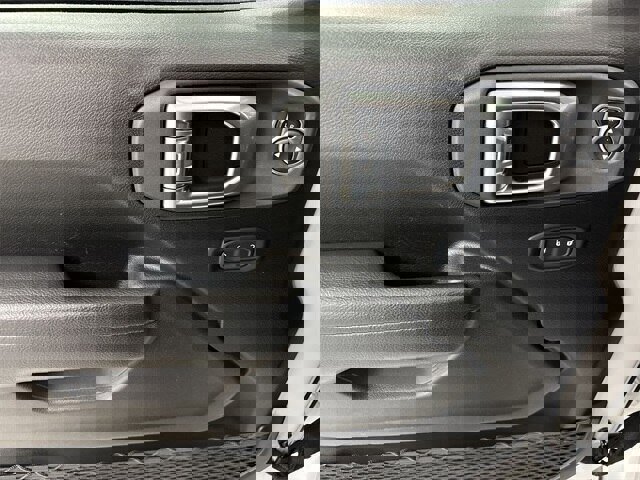 Used 2024 Jeep Wrangler Rubicon image 5