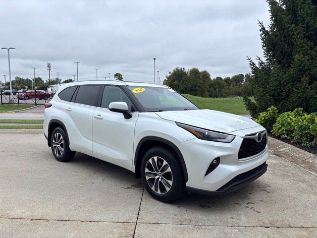 Used 2022 Toyota Highlander XLE AWD/4WD image 35