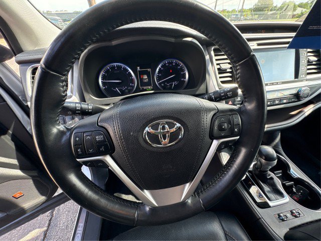 Used 2018 Toyota Highlander Limited AWD/4WD image 16