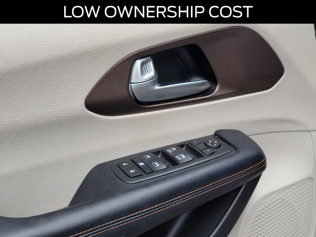Used 2017 Chrysler Pacifica Touring-L FWD image 20