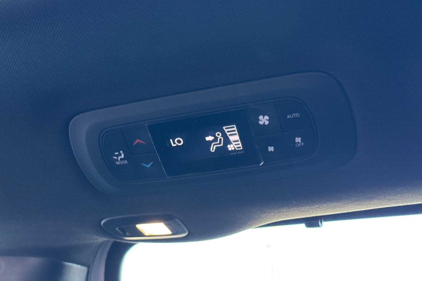 Used 2022 Chrysler Pacifica Limited w/ Uconnect Theater Family Group FWD image 36
