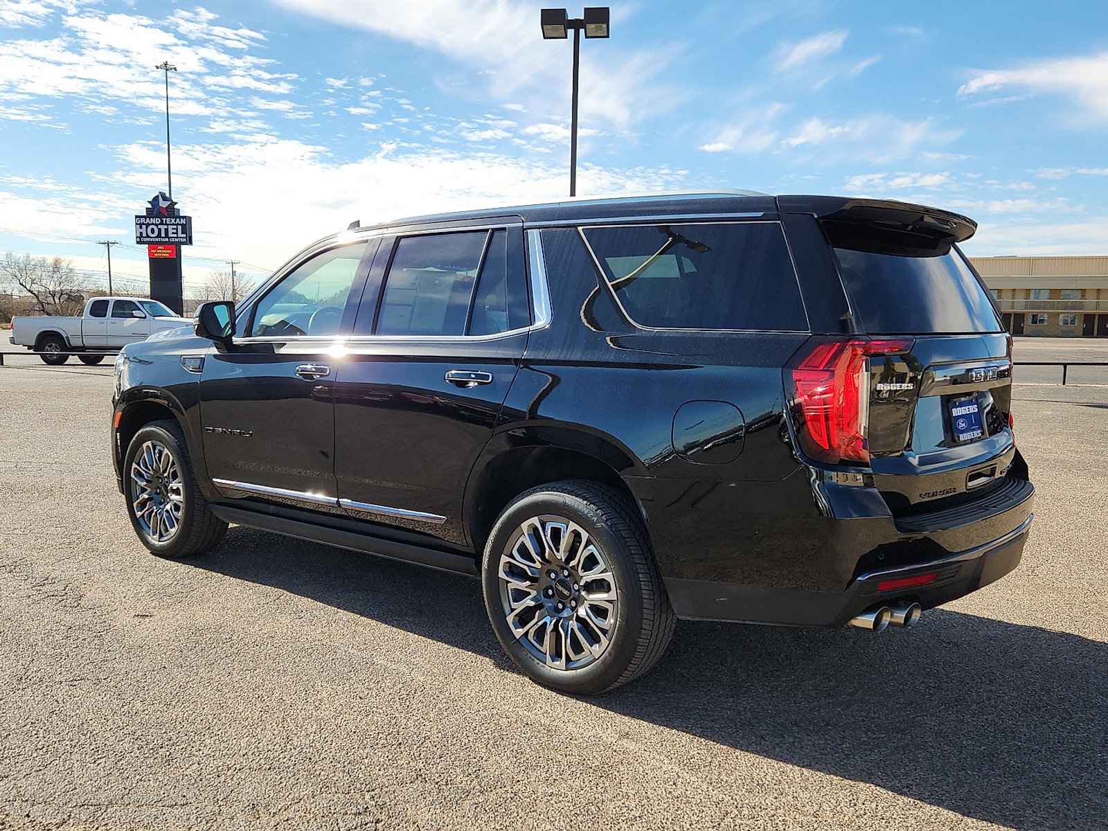 Used 2024 GMC Yukon Denali Ultimate image 2