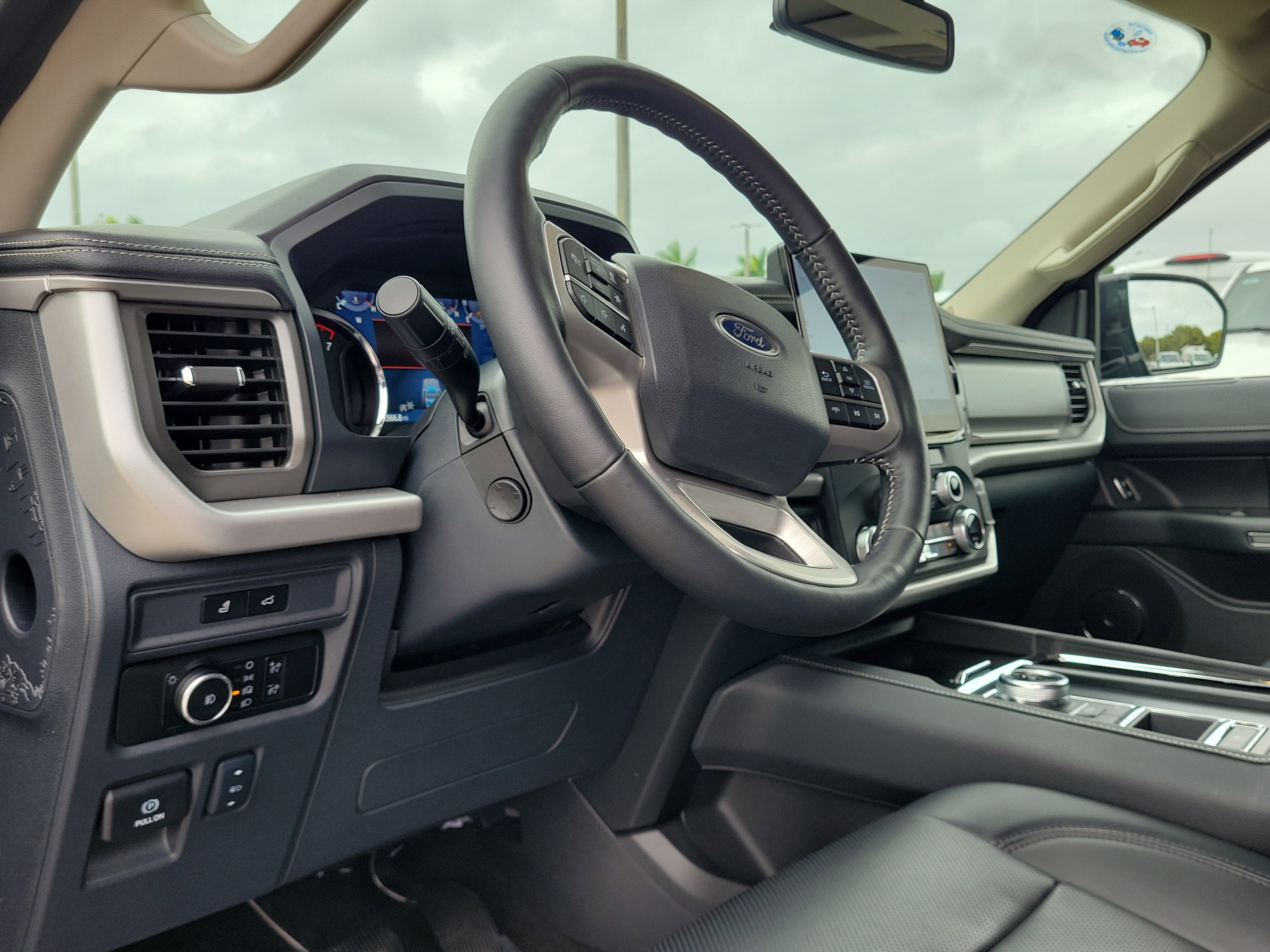 Certified 2024 Ford Expedition XLT image 9