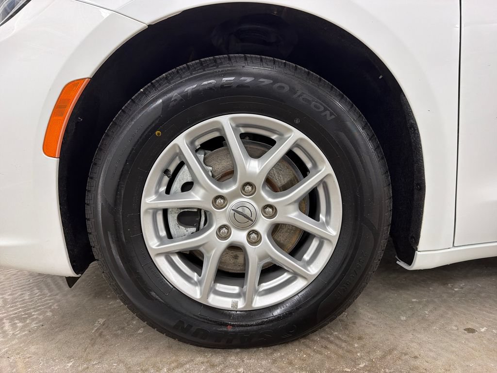 Used 2022 Chrysler Pacifica Touring-L FWD image 13