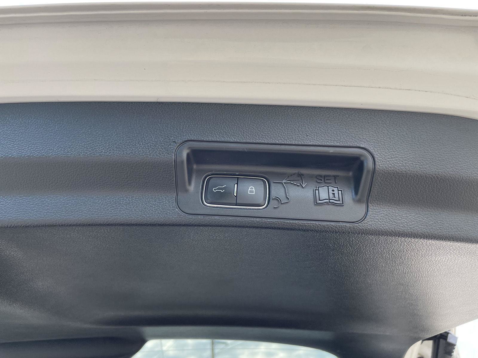Certified 2020 Ford Explorer Platinum w/ Premium Technology Package AWD/4WD image 45