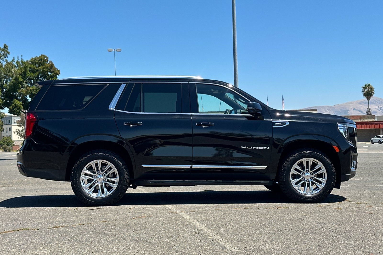 Used 2022 GMC Yukon SLT w/ SLT Premium Package AWD/4WD image 2