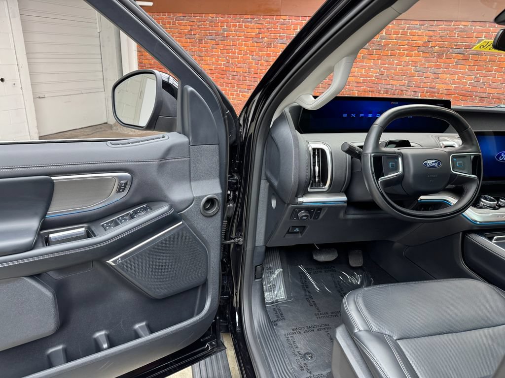 Certified 2025 Ford Expedition Platinum AWD/4WD image 9
