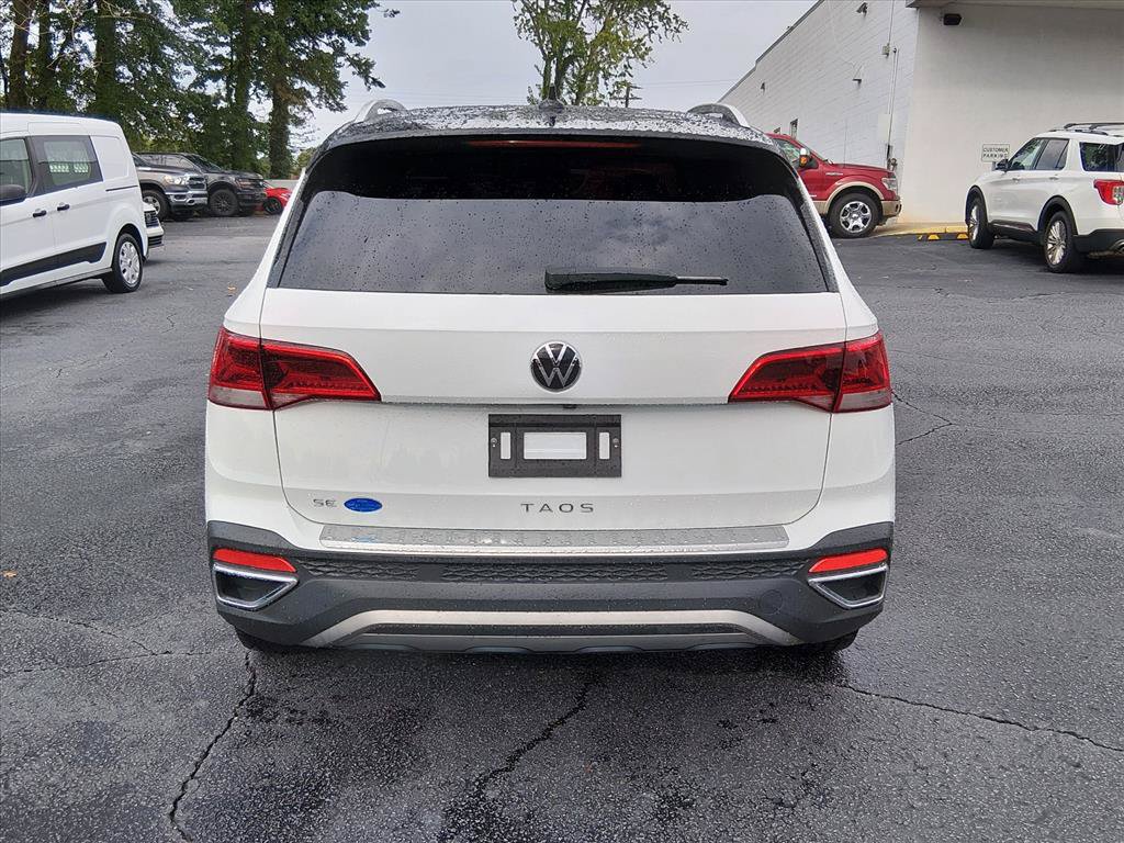 Used 2023 Volkswagen Taos SE w/ Panoramic Sunroof Package FWD image 5
