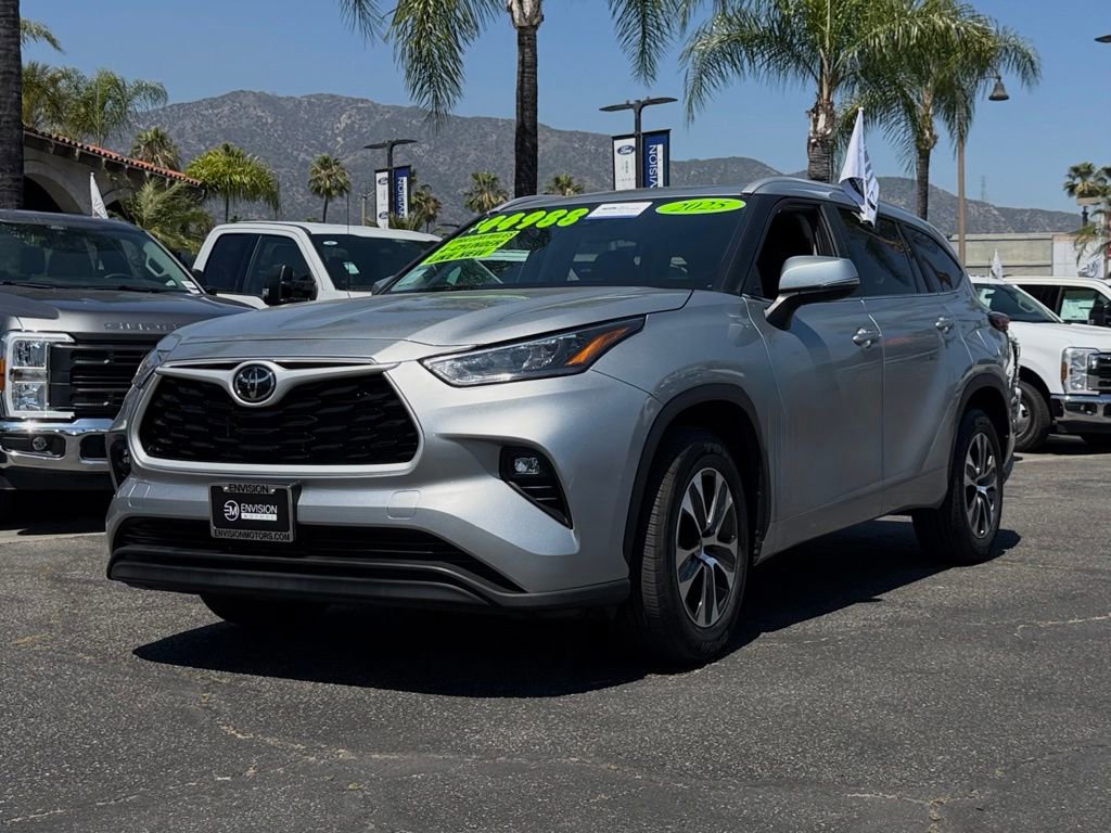 Used 2025 Toyota Highlander XLE FWD image 4