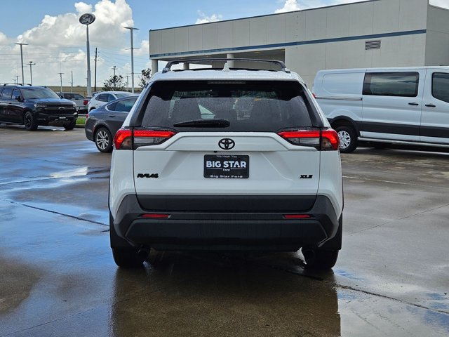 Used 2025 Toyota RAV4 XLE w/ Convenience Package FWD image 4
