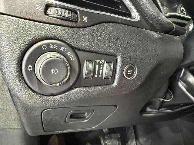 Used 2019 Jeep Cherokee Trailhawk AWD/4WD image 14