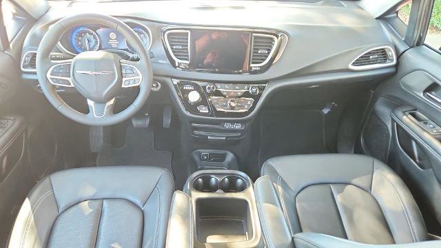 Used 2025 Chrysler Pacifica Select image 26