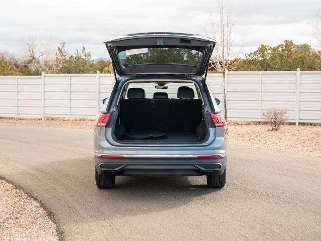 Used 2023 Volkswagen Tiguan SE w/ Panoramic Sunroof Package image 11