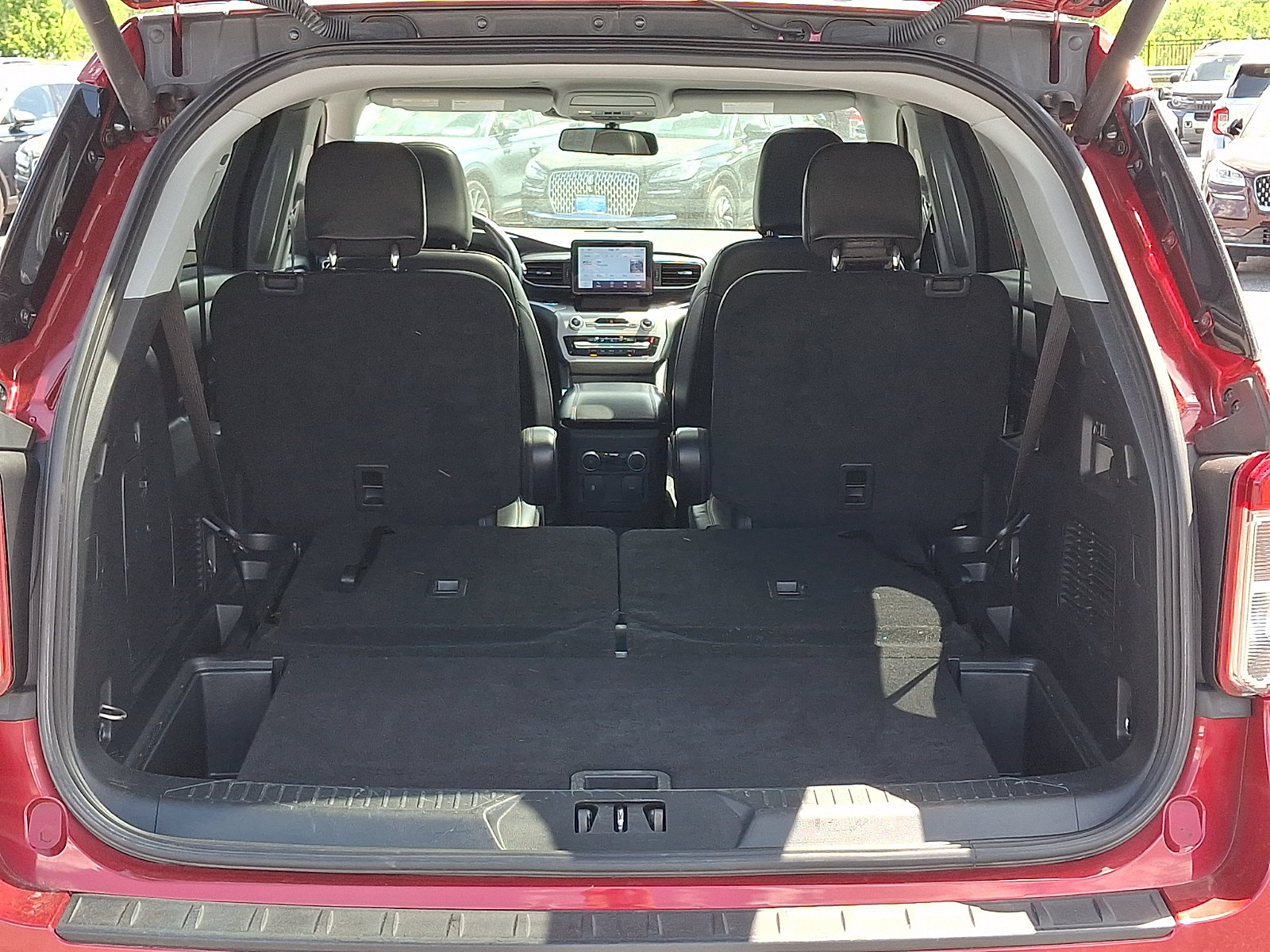 Certified 2022 Ford Explorer XLT w/ Equipment Group 202A AWD/4WD image 28