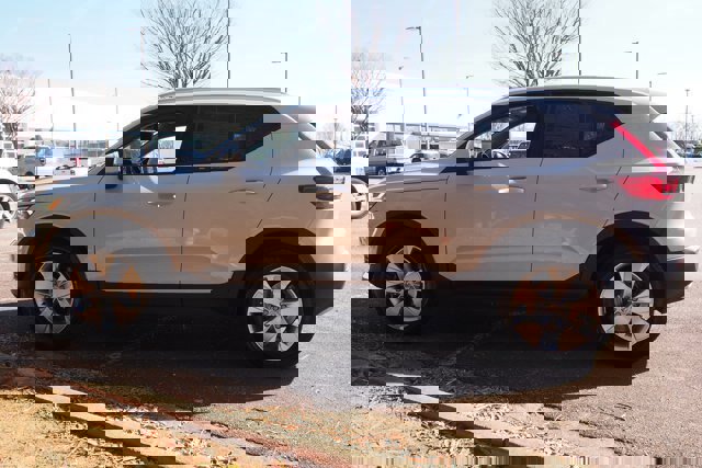 Used 2020 Volvo XC40 T4 Momentum image 2