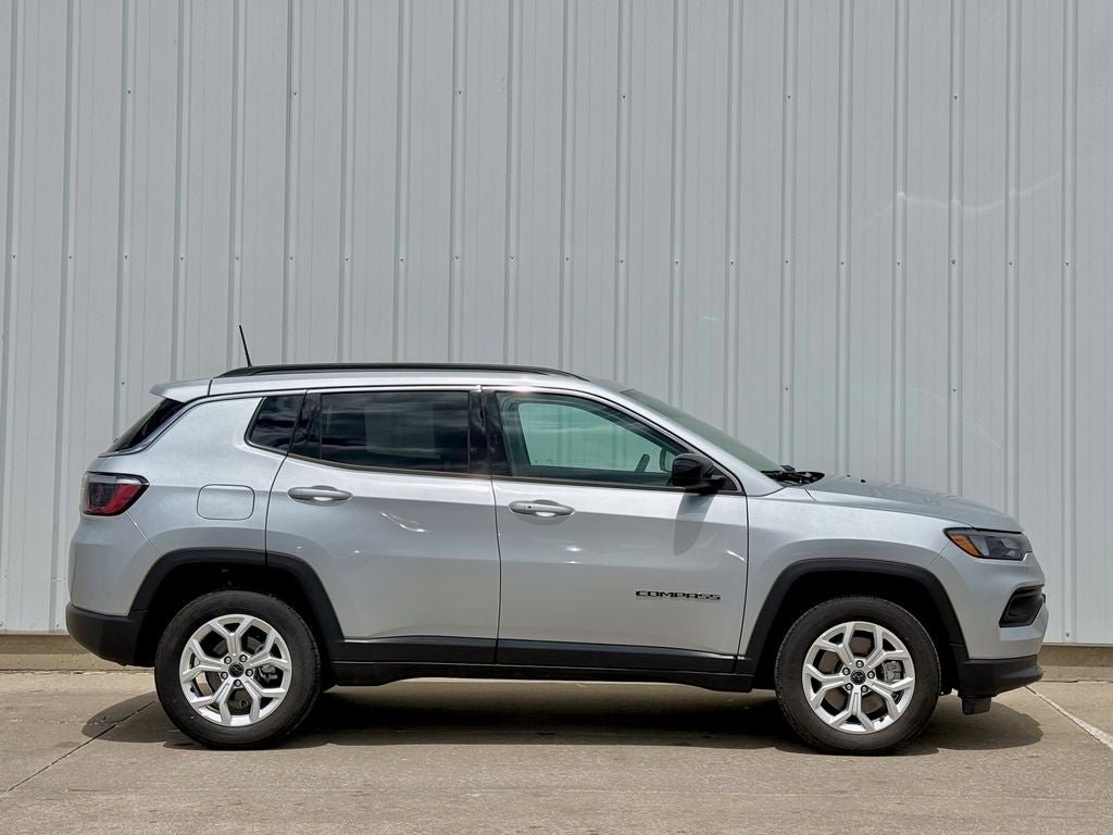 Used 2025 Jeep Compass Latitude AWD/4WD image 7