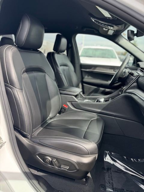 Used 2024 Jeep Grand Cherokee Limited AWD/4WD image 29