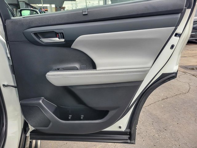 Used 2022 Toyota Highlander XLE image 28