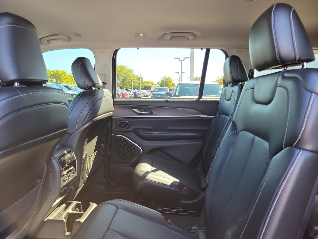 Used 2023 Jeep Grand Cherokee L Limited w/ Luxury Tech Group II AWD/4WD image 14