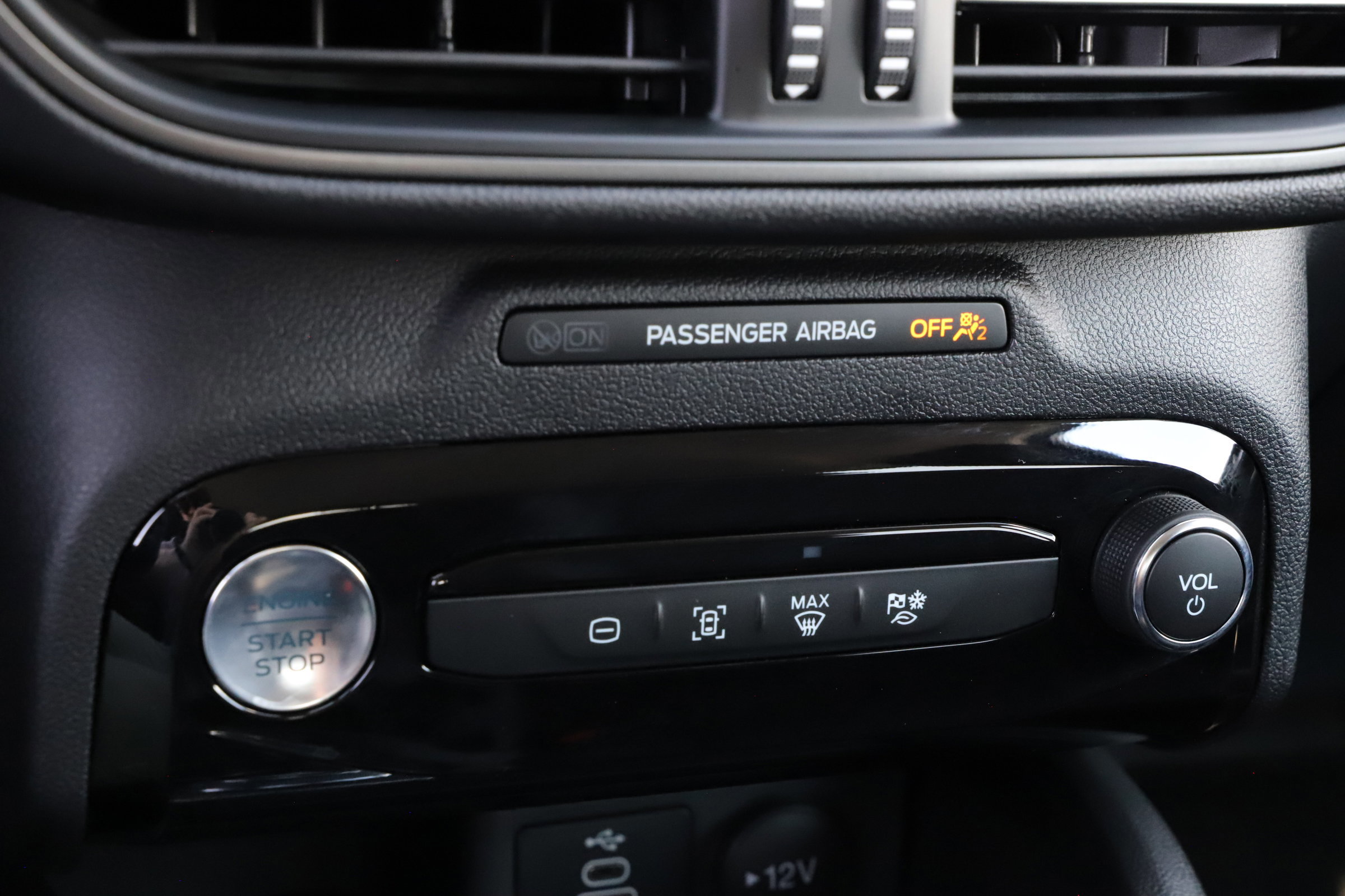 Certified 2025 Ford Escape PHEV image 32