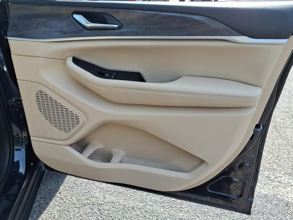 Used 2023 Jeep Grand Cherokee L Limited AWD/4WD image 9