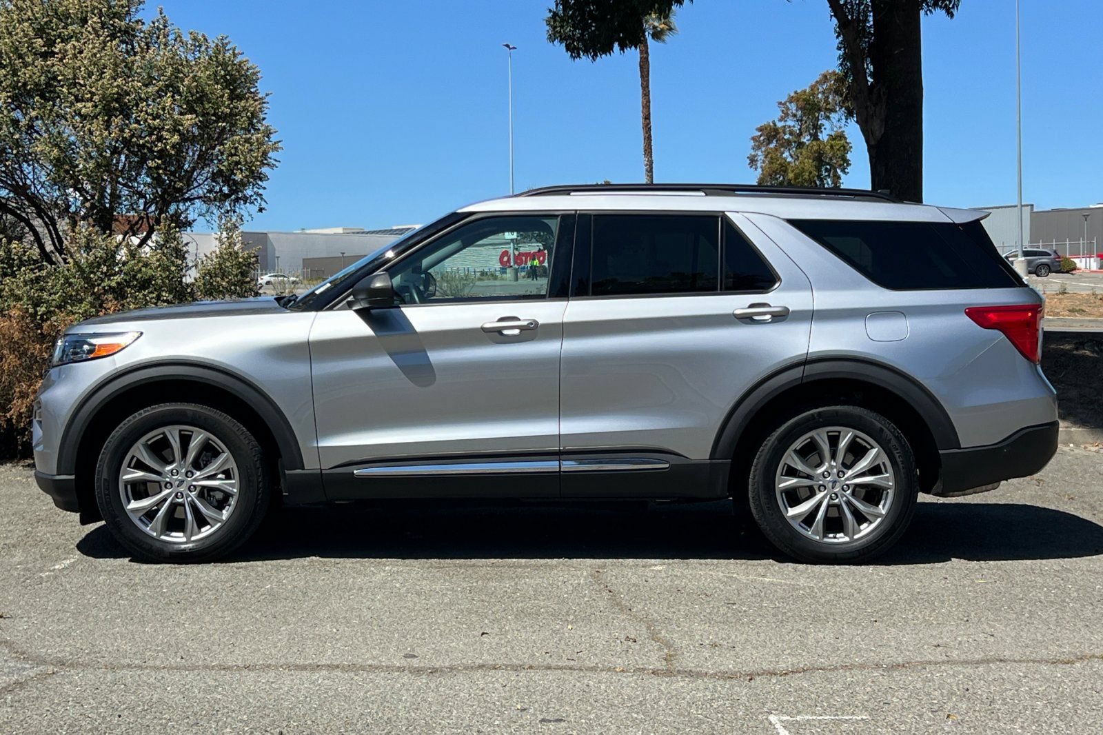 Certified 2023 Ford Explorer XLT w/ Equipment Group 202A AWD/4WD image 7