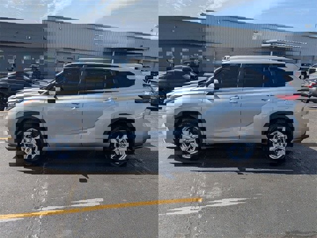 Used 2023 Toyota Highlander L image 2