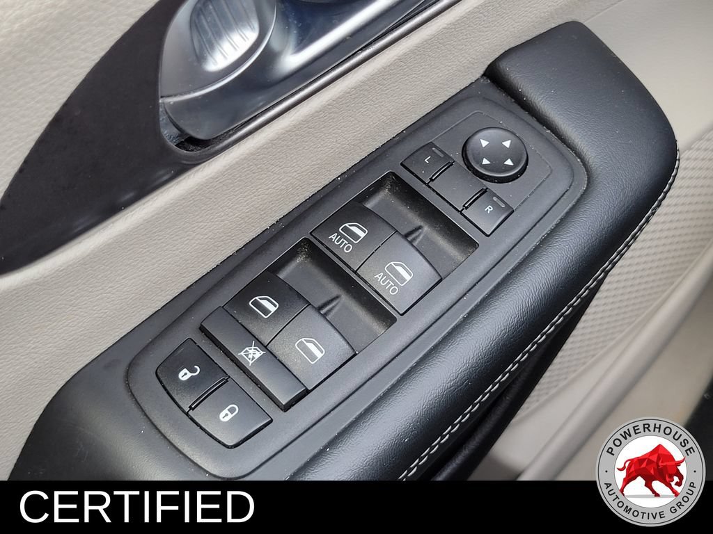Used 2023 Chrysler Pacifica Touring-L FWD image 28