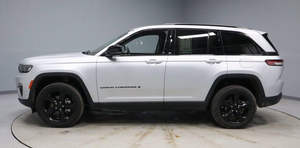 Used 2023 Jeep Grand Cherokee Limited w/ Black Appearance Package image 8