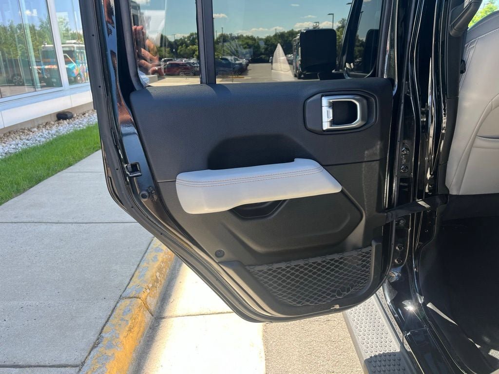 Used 2023 Jeep Wrangler Unlimited Sahara AWD/4WD image 19