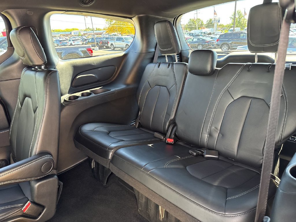 Used 2025 Chrysler Pacifica Select FWD image 18