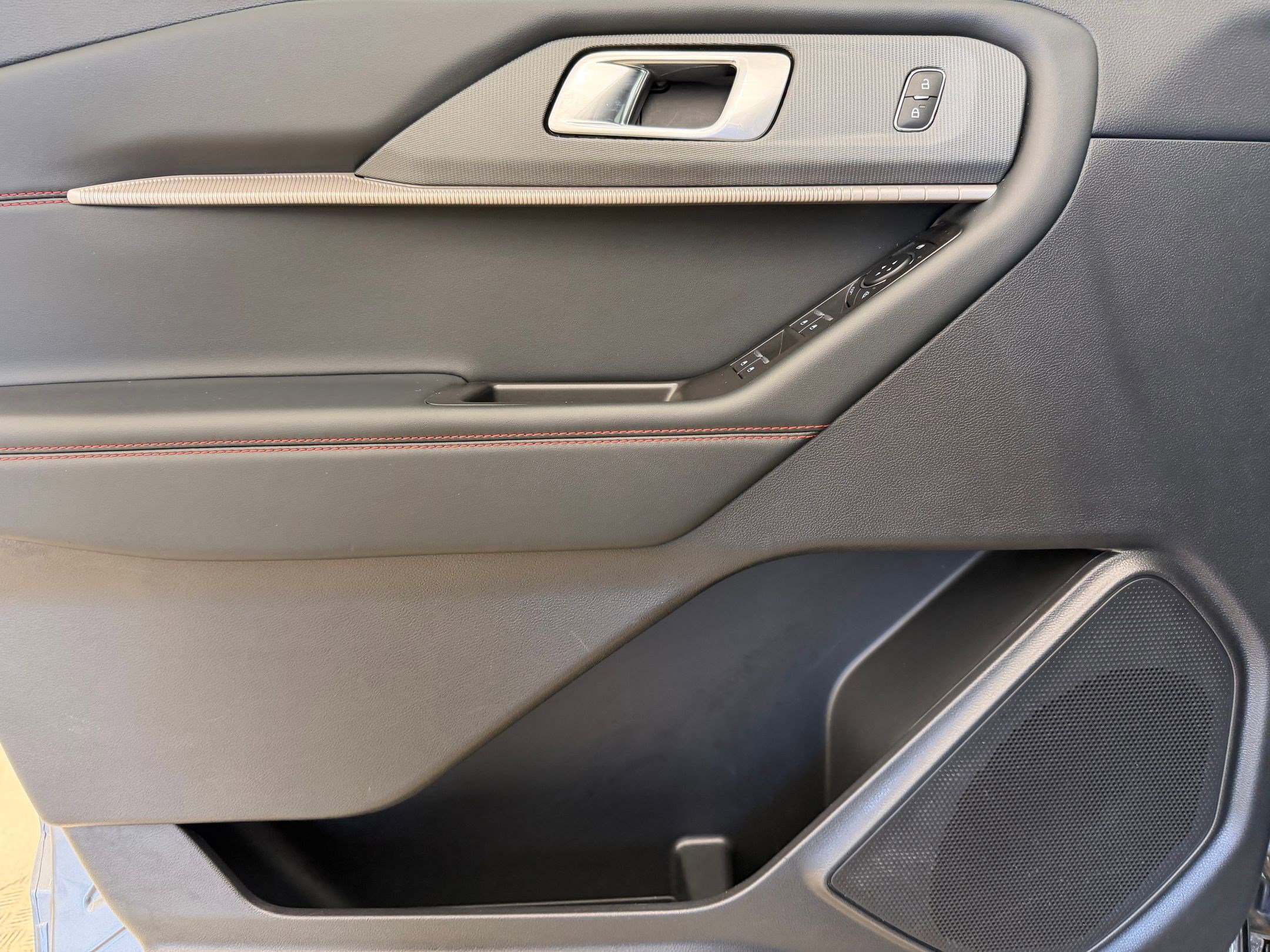 Certified 2025 Ford Explorer ST-Line w/ ST-Line Street Pack image 13