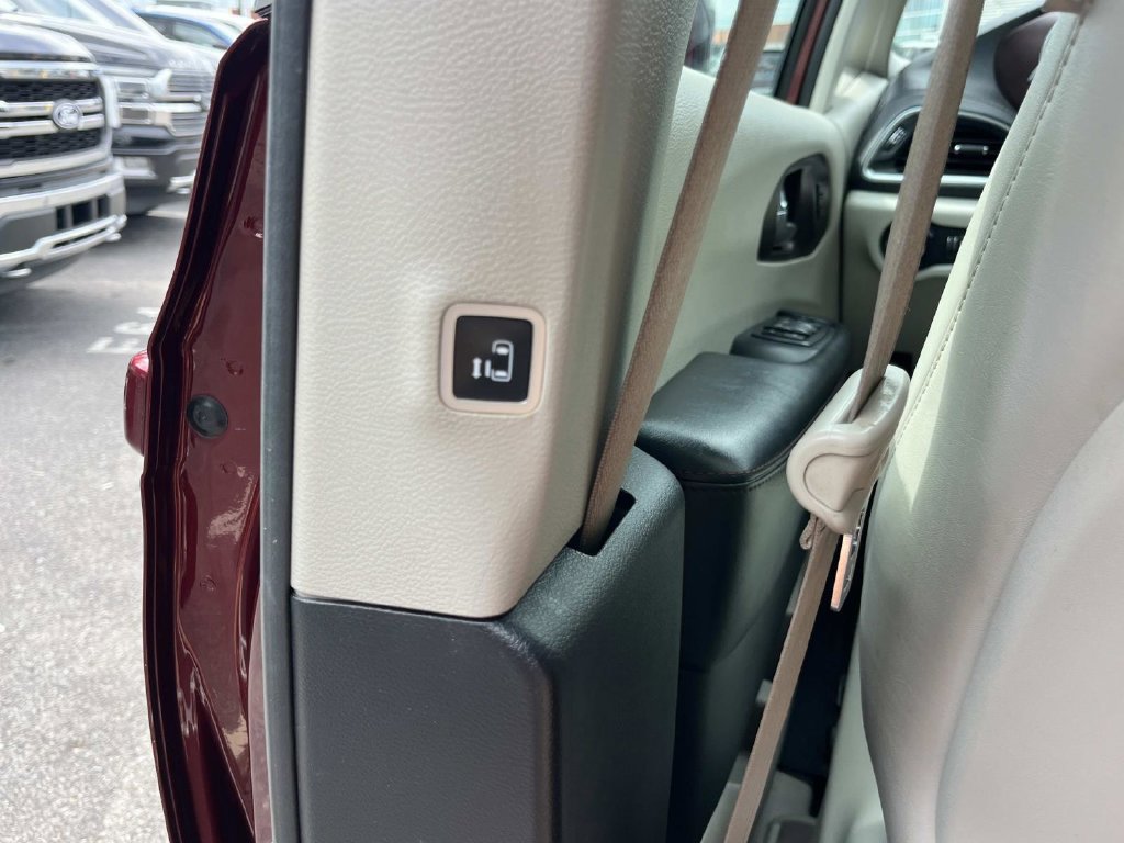 Used 2020 Chrysler Pacifica Limited FWD image 21