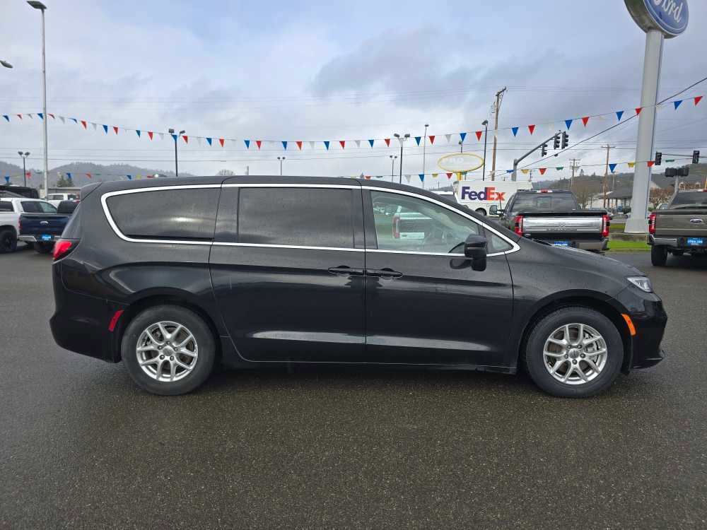 Used 2023 Chrysler Pacifica Touring-L image 6
