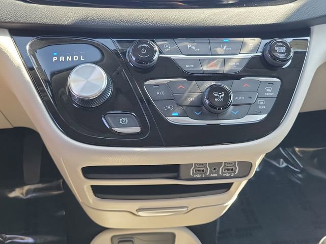 Used 2023 Chrysler Pacifica Touring-L image 15