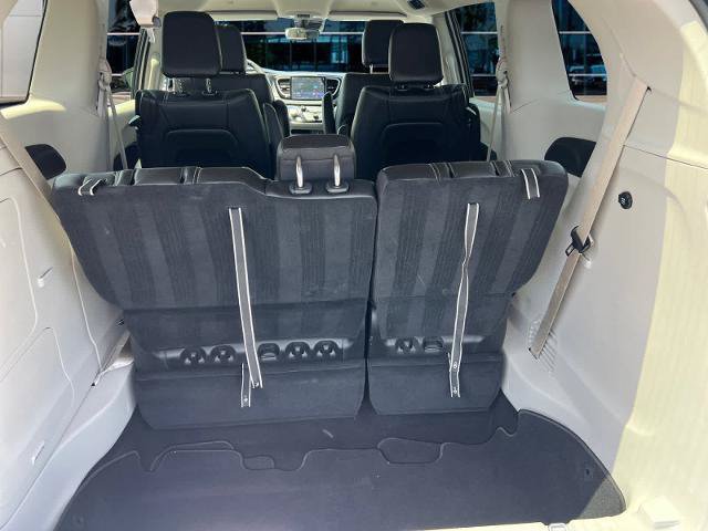 Used 2024 Chrysler Pacifica Limited FWD image 17