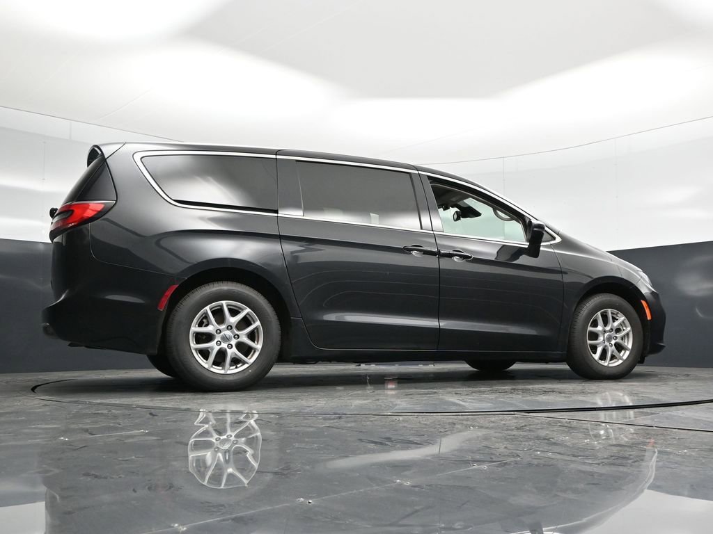 Used 2023 Chrysler Pacifica Touring-L FWD image 54