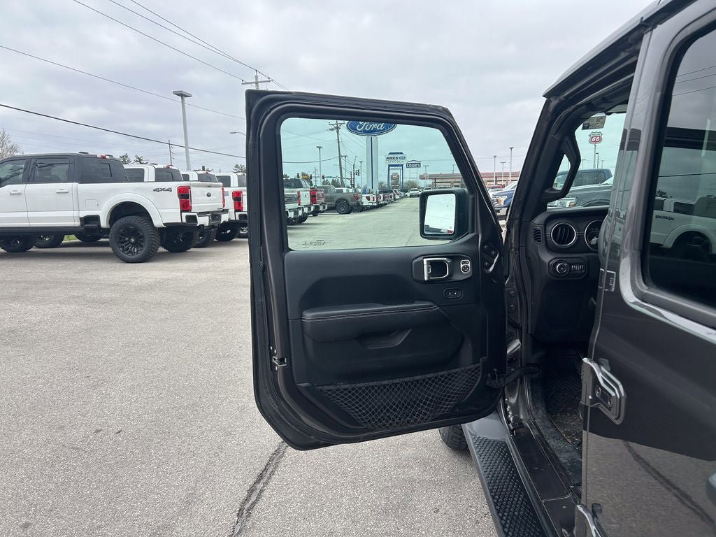 Used 2018 Jeep Wrangler Unlimited Sahara AWD/4WD image 12