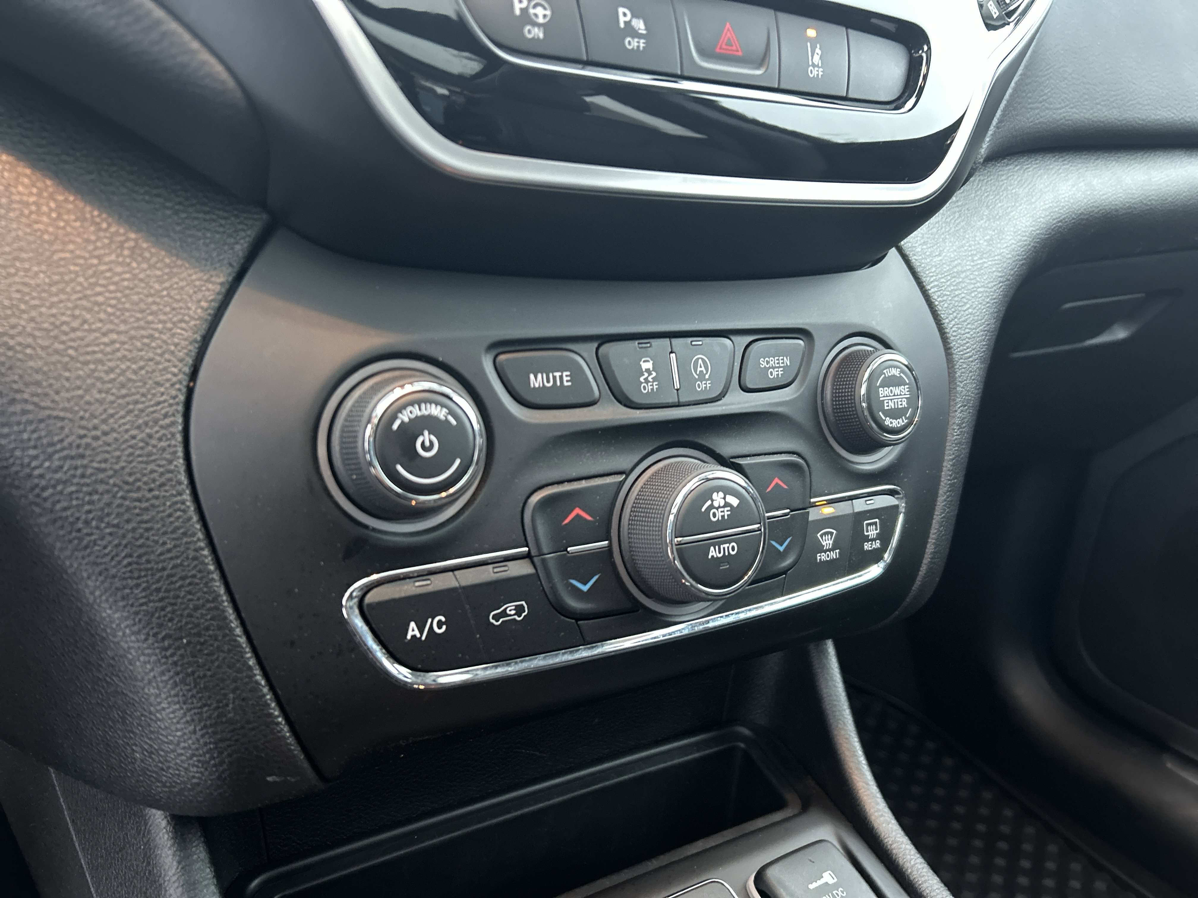 Used 2021 Jeep Cherokee Limited image 21