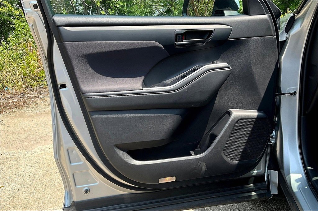 Used 2021 Toyota Highlander LE image 23