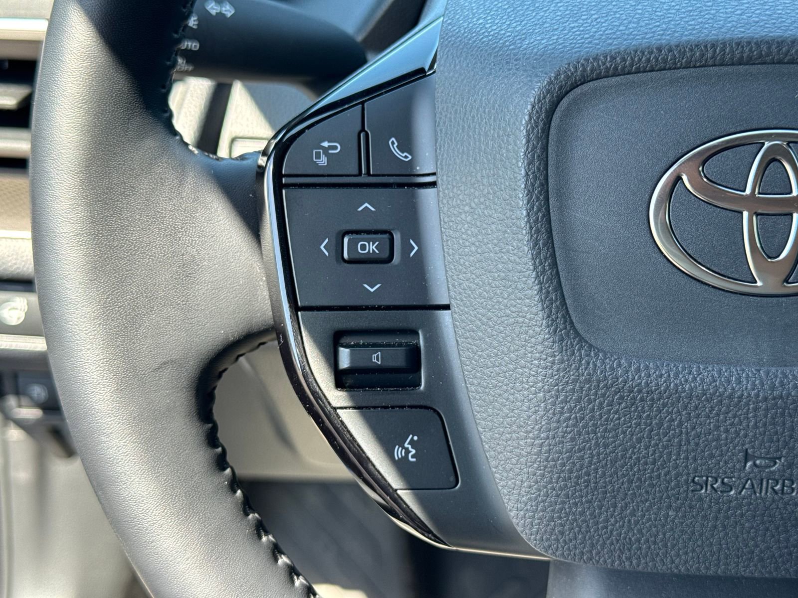 Used 2024 Toyota Prius XLE FWD image 27